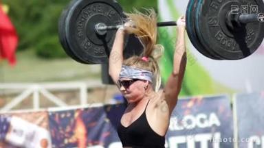 俄罗斯<strong>新</strong>西伯利亚，2016年︰ 女运动员举起重物
